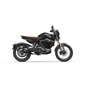 Ein elegantes schwarzes SUPER SOCO TC MAX 95 km/h | E-Motorrad von VMOTO mit einem stilvollen braunen Ledersitz, silbernen Akzenten und einem modernen Design wird im Profil vor weißem Hintergrund präsentiert – ein eindrucksvolles Beispiel für innovative Elektrotechnik in der Welt der Elektromotorräder.
