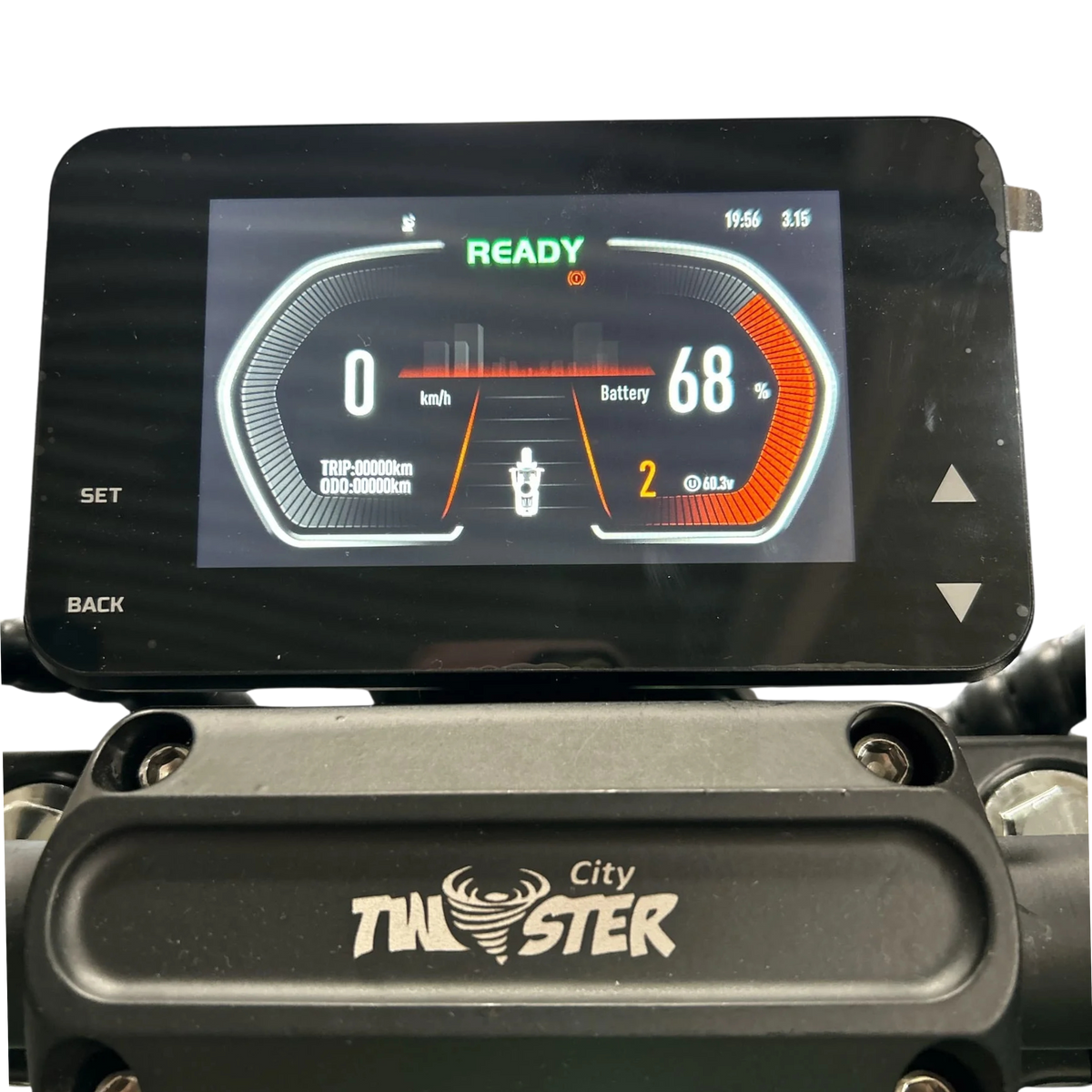 Ein digitales TFT-Multimedia-Spiegel-Display am City Twister E-Chopper: CityTwister 3.0 (25 oder 45 km/h – Das Original!) zeigt die Geschwindigkeit bei 0 km/h, den Akkustand bei 68 %, die zurückgelegte Strecke und den Status „READY“ an. Unterhalb des Displays ist auf einem Metallteil „CityTwister 3.0“ aufgedruckt.