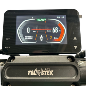 Ein digitales TFT-Multimedia-Spiegel-Display am City Twister E-Chopper: CityTwister 3.0 (25 oder 45 km/h – Das Original!) zeigt die Geschwindigkeit bei 0 km/h, den Akkustand bei 68 %, die zurückgelegte Strecke und den Status „READY“ an. Unterhalb des Displays ist auf einem Metallteil „CityTwister 3.0“ aufgedruckt.