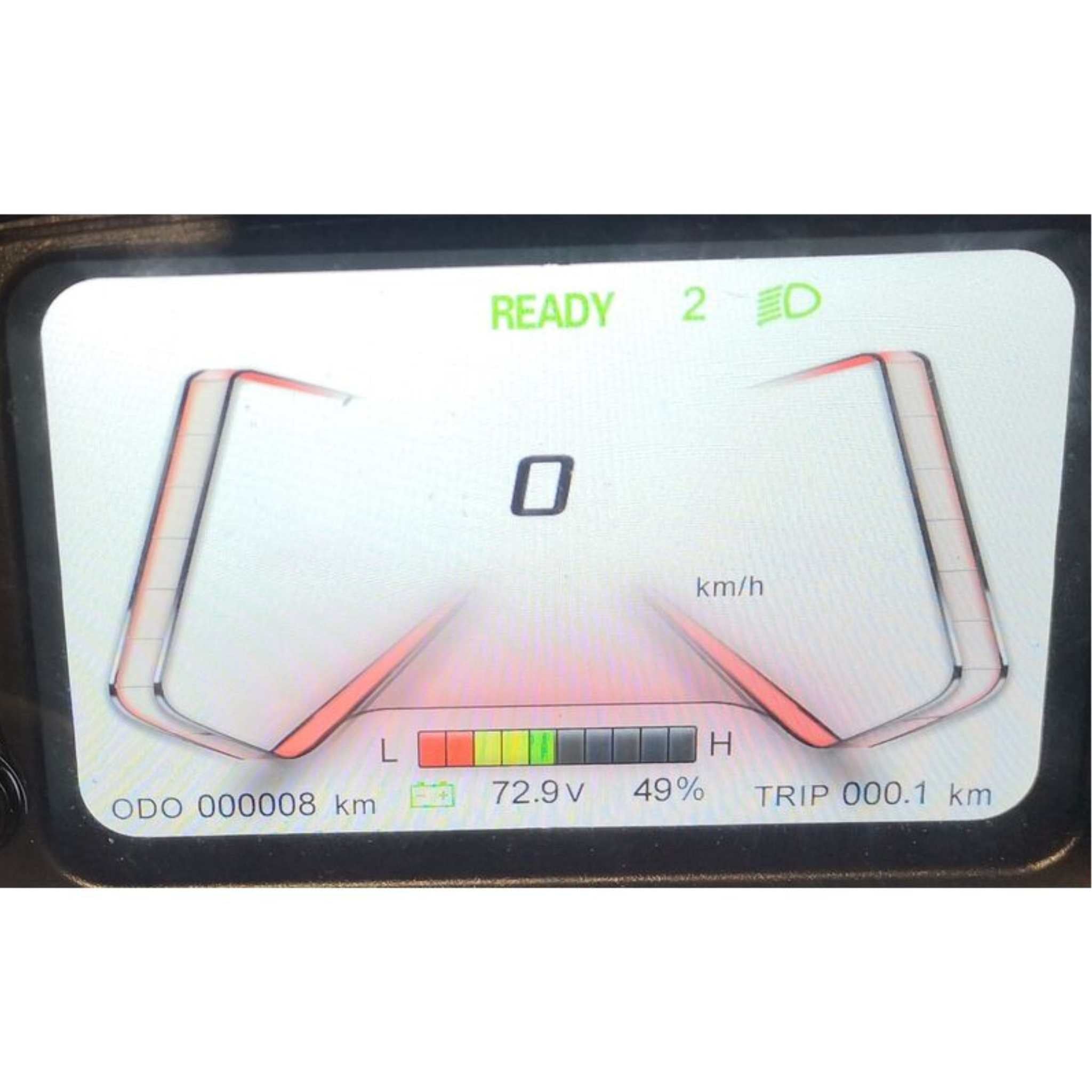 Das digitale Armaturenbrett des Trinity Jupiter GT 300 zeigt Geschwindigkeit 0 km/h (max. 120), Kilometerzähler 8 km, Tageskilometer 0,1 km, Batterie bei 49% (72,9V), Scheinwerfer an und "READY" - entwickelt von Trinity für bis zu 300 km Reichweite.