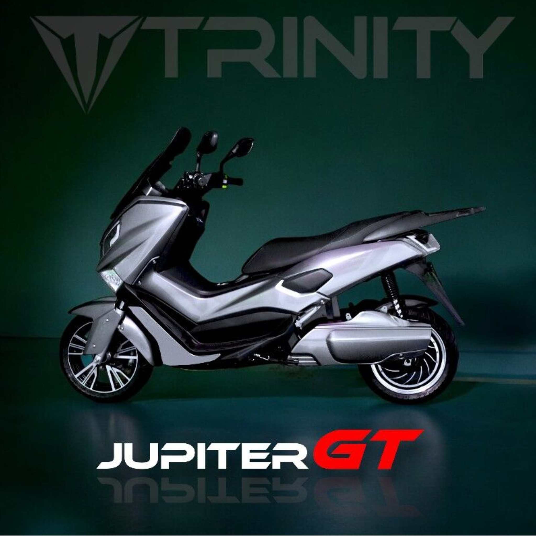 Der Trinity Jupiter GT 300 Elektroroller, ein stylischer silberner E-Scooter mit großen Rädern und modernem Design, wird in einem Studio mit grünem Farbverlauf gezeigt. Er trägt das Trinity-Logo über sich und hat eine Höchstgeschwindigkeit von 120 km/h.