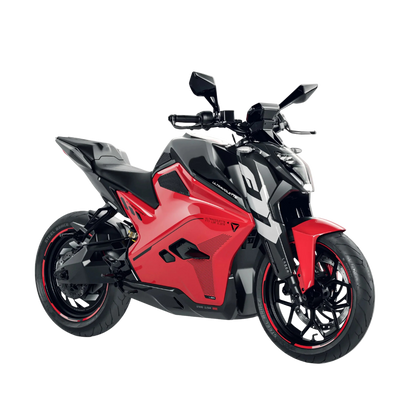 Die „Ultraviolette F77 Superstreet Recon – Sportliches Elektromotorrad“ von Ultraviolette besticht durch ihre kräftigen Farben in Rot und Schwarz, ihr kantiges Design und ihre schlanken Reifen, wodurch sie sich deutlich von einem schlichten weißen Hintergrund abhebt.