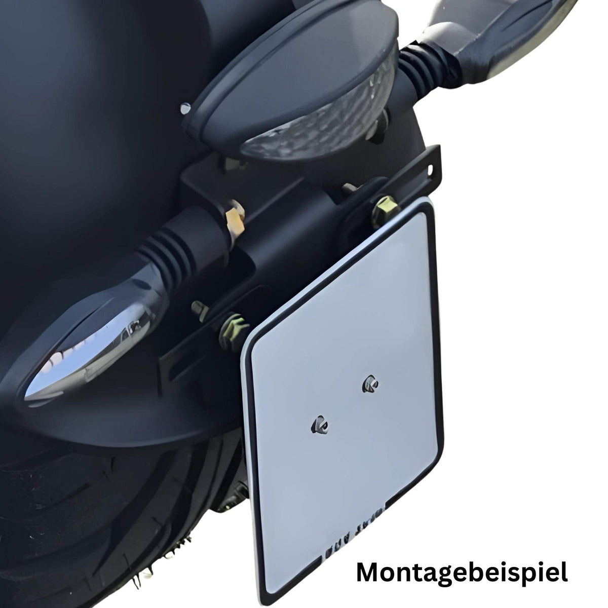 Nahaufnahme des Hecks eines Motorrads mit der Universalhalterung für Moped Versicherungskennzeichen von Ersatzteile CityTwister, die als Kennzeichenhalterung mit Blinkern verwendet wird. In der rechten unteren Ecke steht "Montagebeispiel".