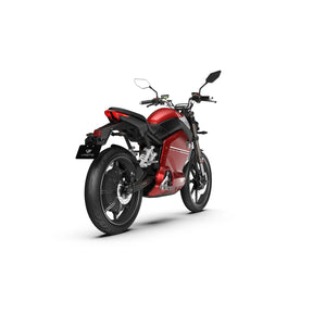 Der VMOTO TSX 72V Elektroroller im Motorrad-Design in Rot ist von hinten links zu sehen, wobei der schwarze Sitz, die freiliegende Federung, der große Hinterreifen und die angewinkelten Spiegel vor einem weißen Hintergrund hervorgehoben werden.
