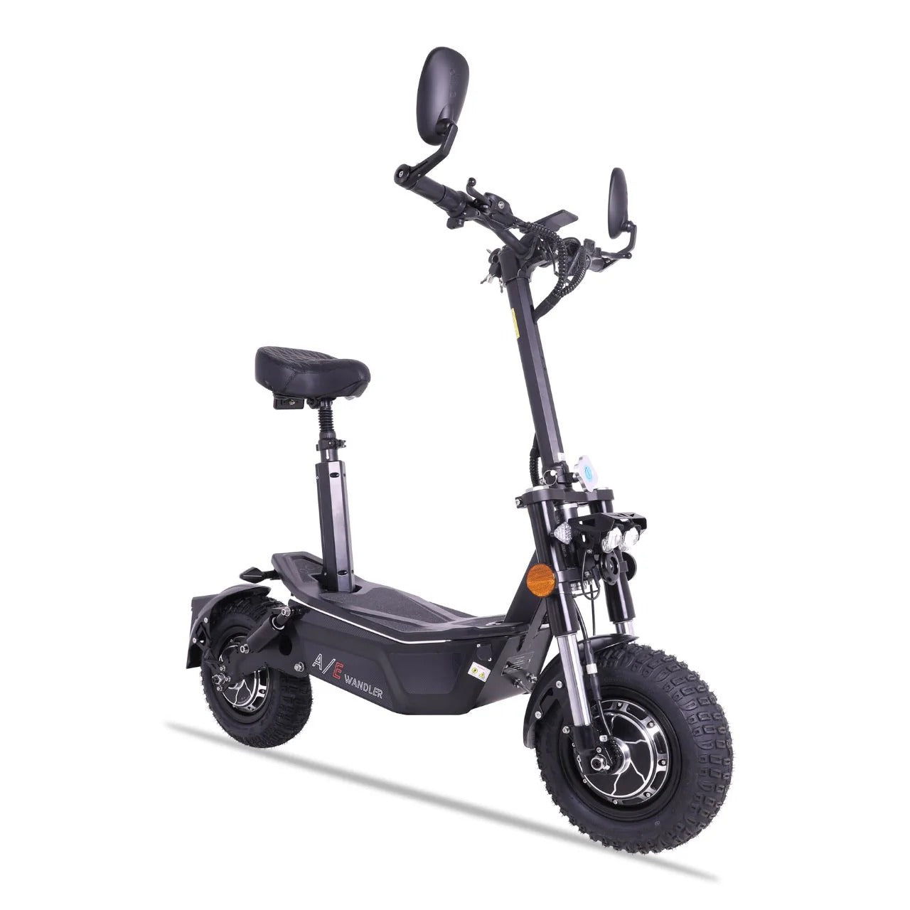 Ein schwarzer WANDLER-A/E Allrad E-Scooter von Wandler (2×1500 W, 45 km/h, bis zu 80 km Reichweite) mit Sitz, Spiegeln, Breitreifen, Scheinwerfern und Lenker wird auf weißem Hintergrund gezeigt. Konzipiert für Komfort und Stadtverkehr.