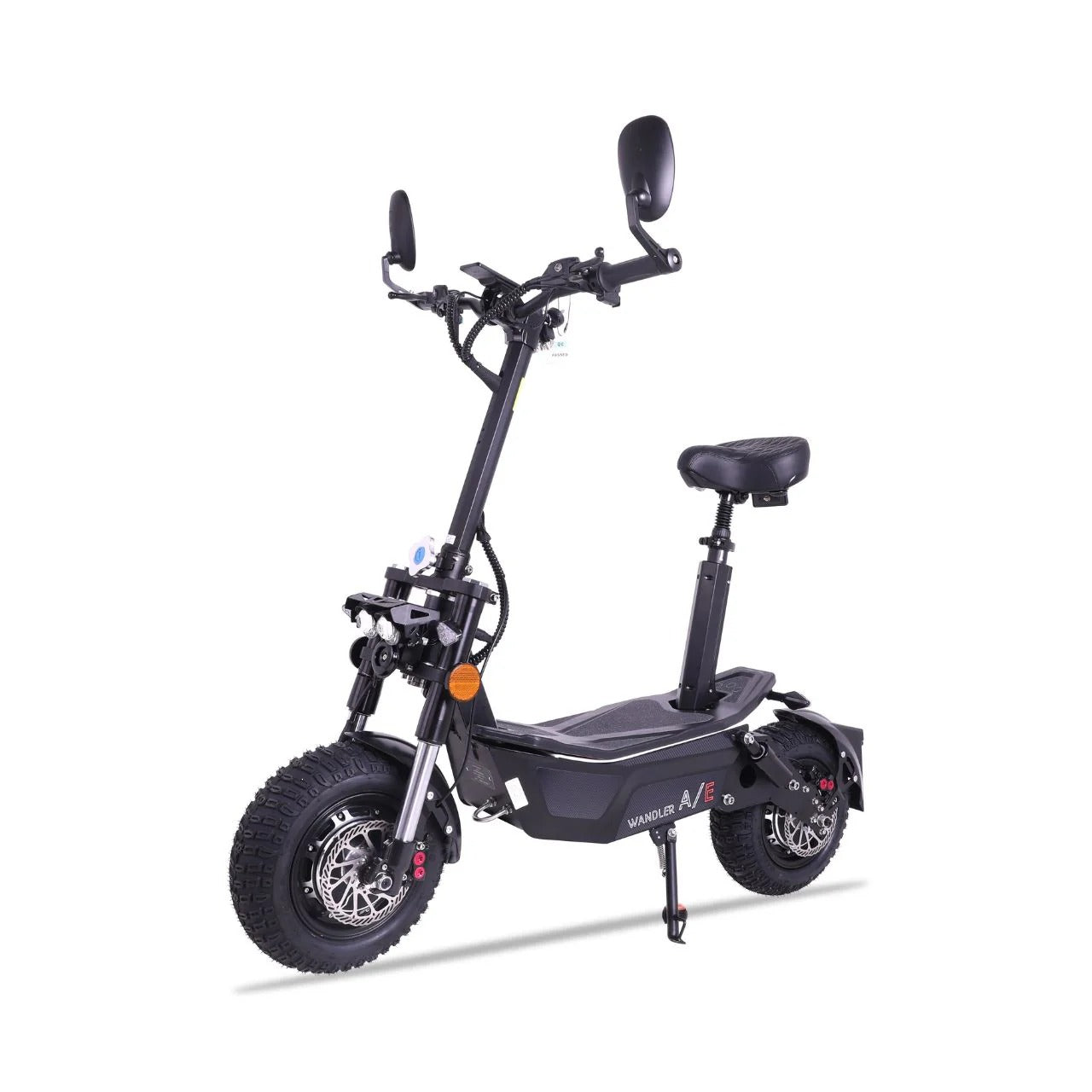 Ein schwarzer WANDLER-A/E Allrad E-Scooter von Wandler ist auf einem weißen Hintergrund abgebildet. Er verfügt über 2×1500-W-Nabenmotoren, dicke Reifen, einen gepolsterten Sitz, Seitenspiegel, einen stabilen Rahmen, Vorder- und Rücklichter und einen ausklappbaren Ständer.