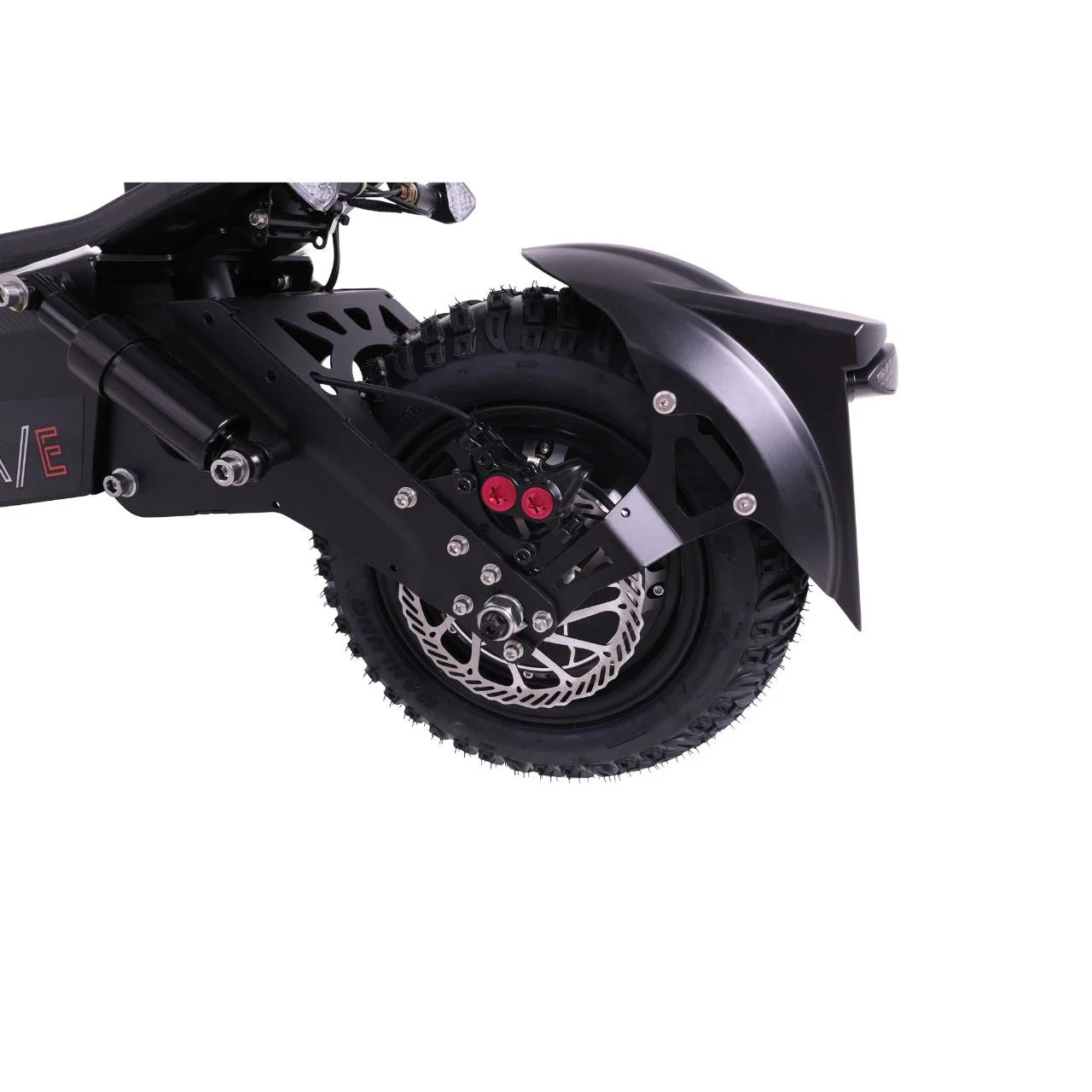 Nahaufnahme des Hinterrads des Wandler WANDLER-A/E Allrad 45 km/h: dickes Profil, Scheibenbremse, Federung und schwarzes Schutzblech - ideal für diesen E-Scooter mit 2×1500W Motoren und bis zu 80 km Reichweite.