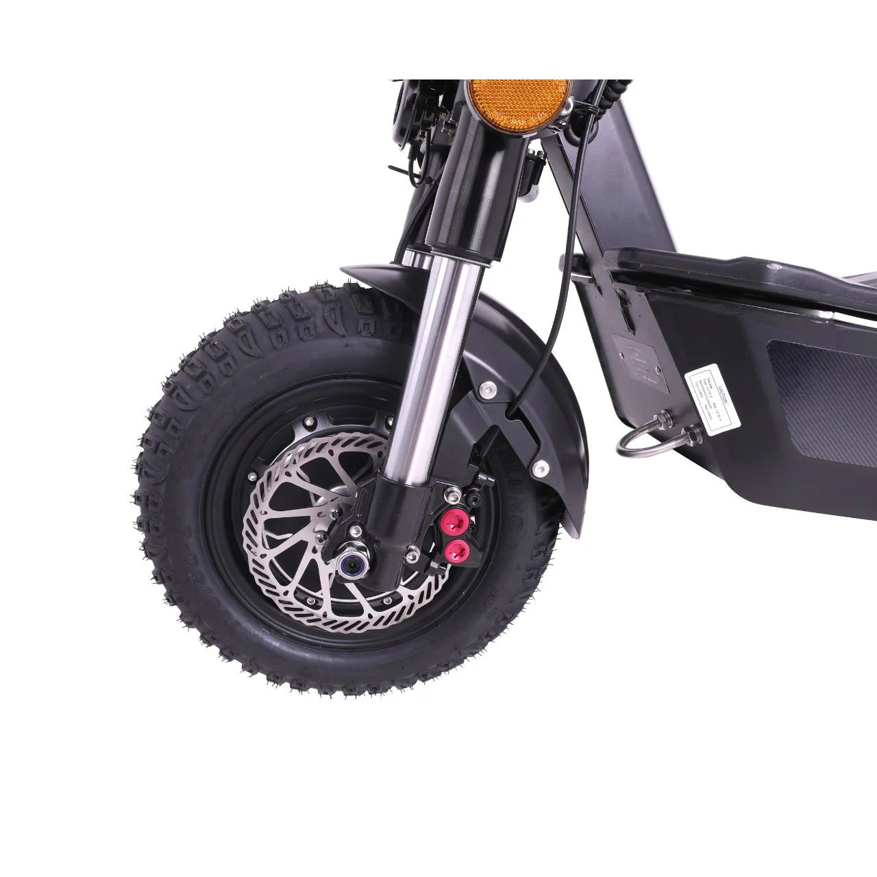Nahaufnahme des Vorderrads des Wandler WANDLER-A/E Allrad 45 km/h E-Scooters mit seinen dicken Noppenreifen, der Scheibenbremse, der Federgabel und dem stabilen Rahmen - ideal für Fahrten im Gelände mit zwei 1500-W-Motoren und bis zu 80 km Reichweite.