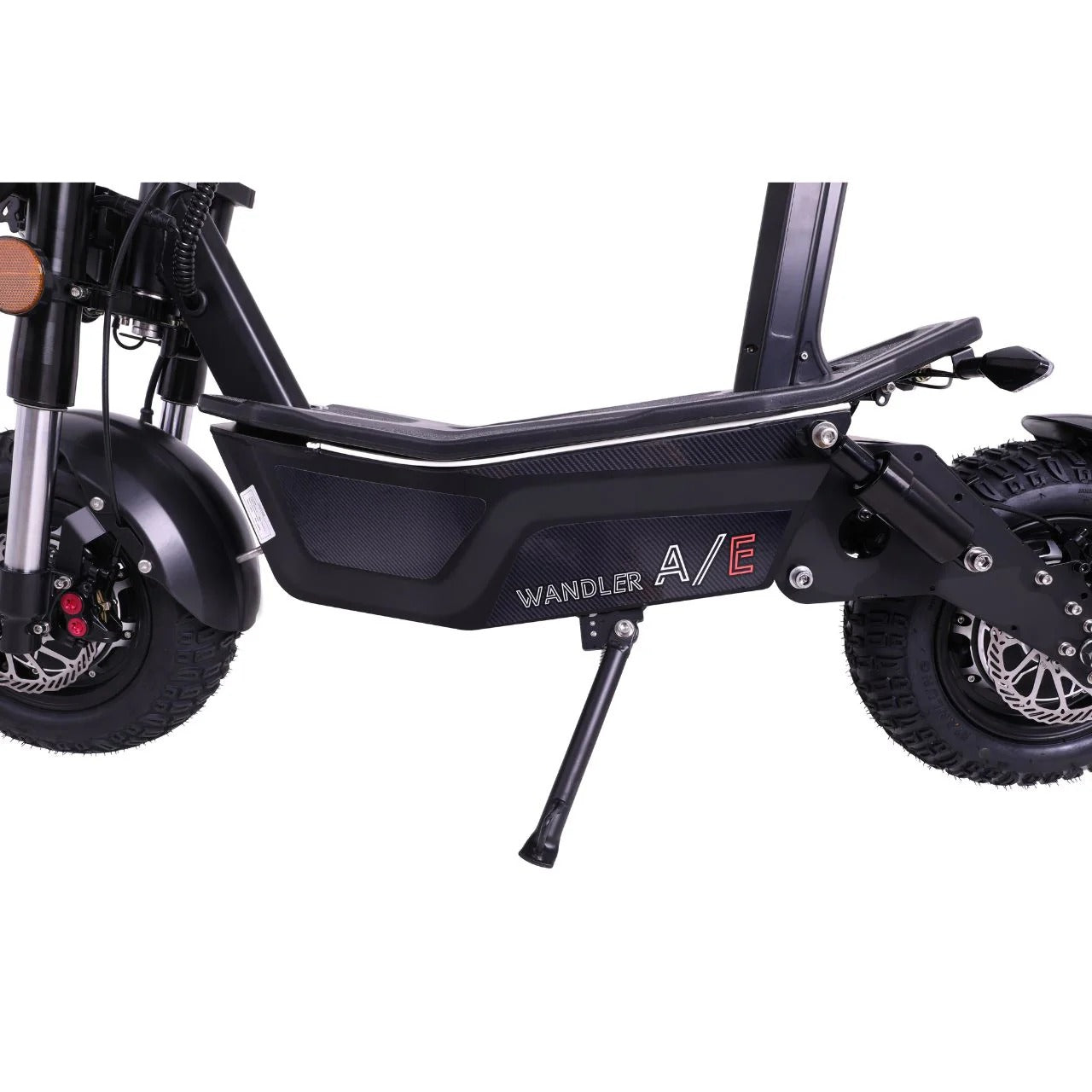 Nahaufnahme des Rahmens des Wandler-A/E Allrad 45 km/h E-Scooters in Schwarz. Hervorzuheben sind die Fußstütze mit WANDLER A/E Branding, der verlängerte Ständer, die sichtbaren Reifen, die Federung und ein Teil der beiden 1500-W-Nabenmotoren.
