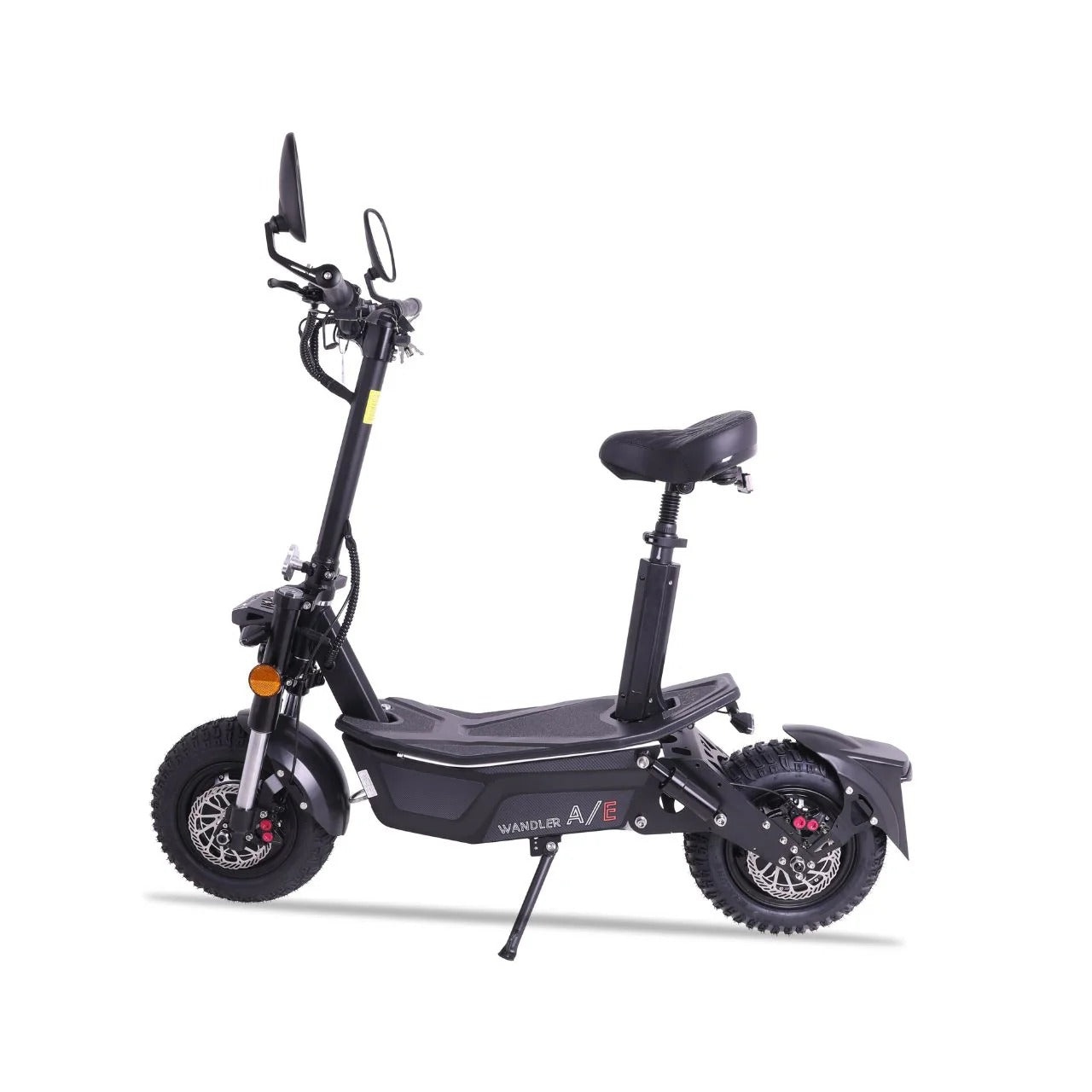 Seitenansicht des schwarzen WANDLER-A/E Allrad E-Scooters von Wandler, mit Sitz, Rückspiegel, Breitreifen, Scheibenbremsen, stabilem Rahmen und zwei 1500-W-Motoren; erreicht 45 km/h und bis zu 80 km Reichweite.