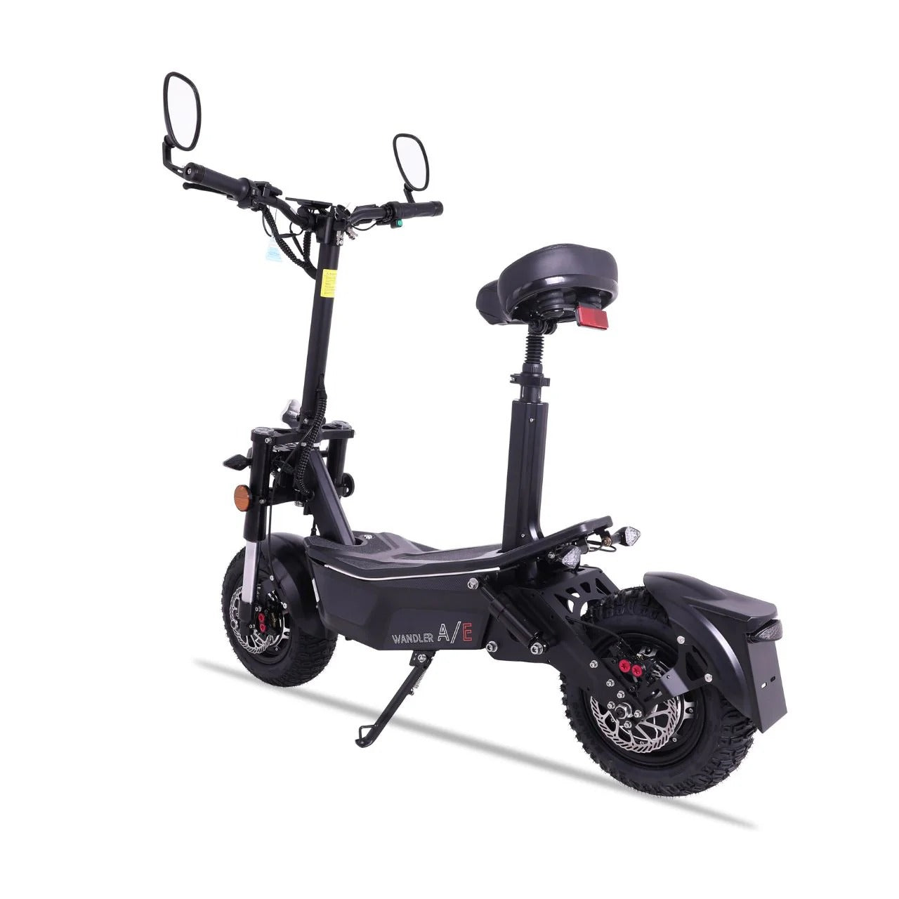 Ein schwarzer Wandler WANDLER-A/E Allrad 45 km/h E-Scooter (2×1500 W, bis zu 80 km Reichweite) mit Sitz, Spiegeln, dicken Reifen und Ständer wird von hinten vor einem weißen Hintergrund gezeigt.
