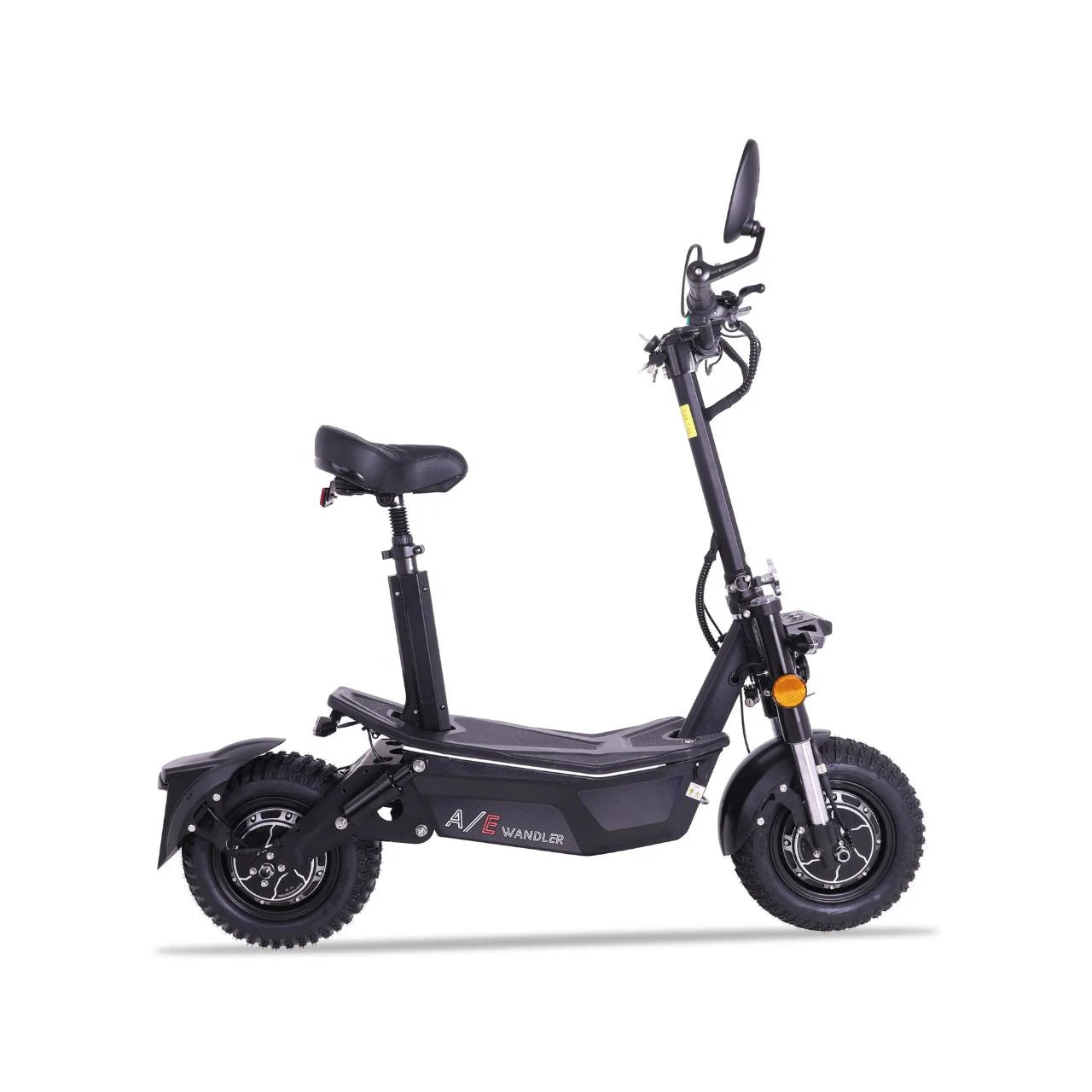 Ein schwarzer Wandler WANDLER-A/E Allrad E-Scooter (2×1500 W, 45 km/h, bis 80 km Reichweite) mit Sitz, Seitenspiegel und dicker Bereifung ist von der Seite vor weißem Hintergrund dargestellt. Auf der Karosserie steht "A/E WANDELN".