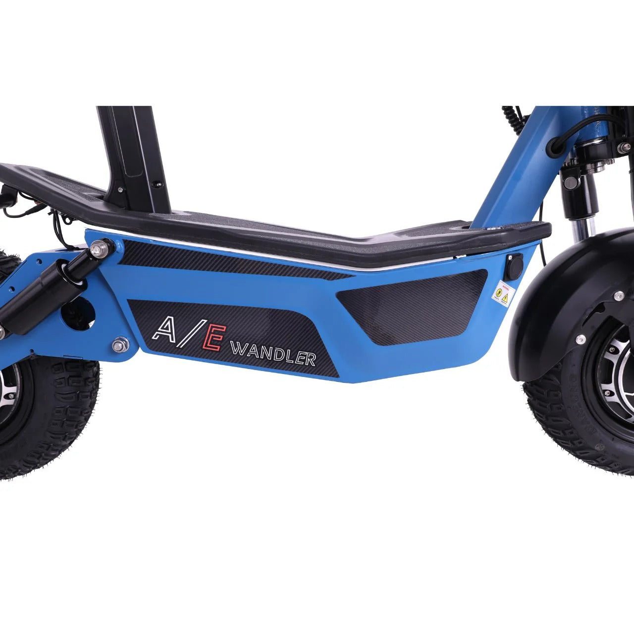 Seitliche Nahaufnahme eines blauen WANDLER-A/E Allrad 45 km/h E-Scooters von Wandler, mit "A/E WANLDER" auf der Platte, die einen Teil der Räder und des Rahmens zeigt. Das Modell hat 2×1500 W Motoren und eine Reichweite von bis zu 80 km.