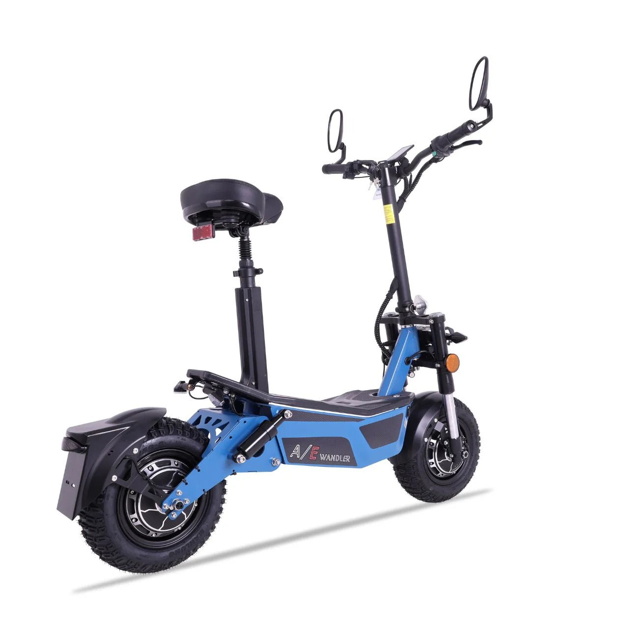 Der WANDLER-A/E Allrad 45 km/h E-Scooter von Wandler verfügt über 2×1500 W Motoren, bis zu 80 km Reichweite, gepolsterten Sitz, Rückspiegel, dicke Reifen, stabilen Rahmen, hinteres Schutzblech und Licht. Abgebildet auf weißem Hintergrund. Inklusive Straßenzulassung.