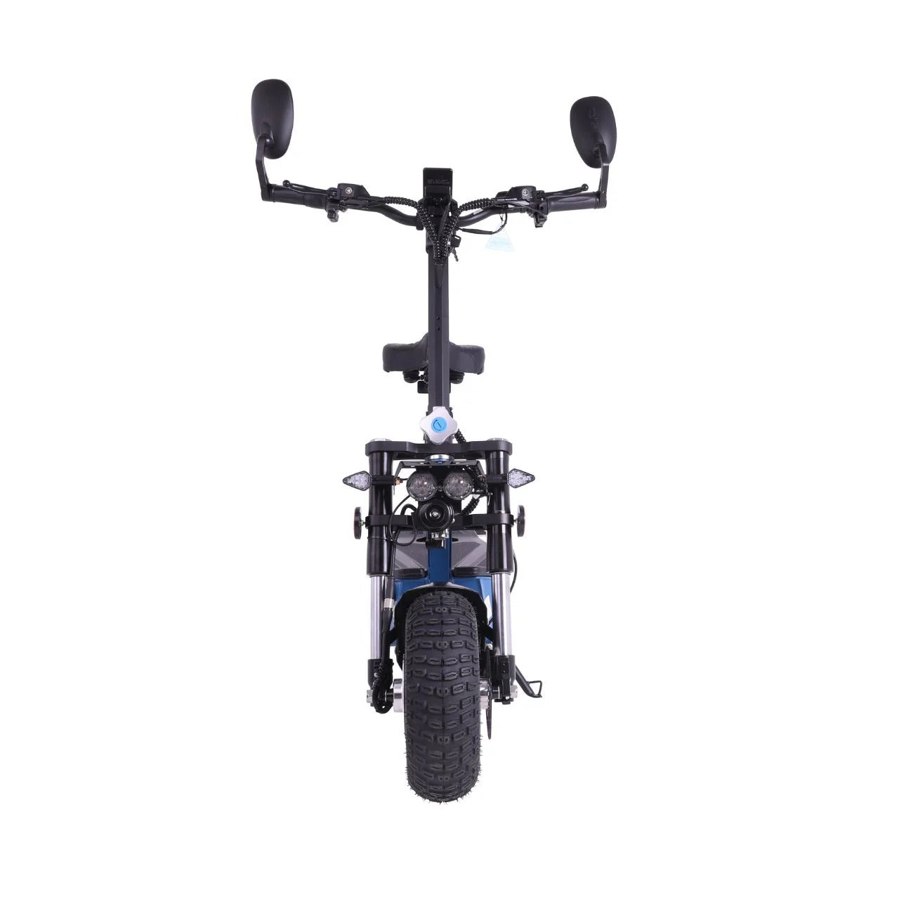 Frontansicht des Wandler WANDLER-A/E Allrad 45 km/h E-Scooters von Wandler mit breitem Lenker, Doppelspiegeln, dickem Profilreifen und Doppelscheinwerfern, die die beiden 1500W-Motoren und die Reichweite von bis zu 80 km vor einem schlichten weißen Hintergrund hervorheben.