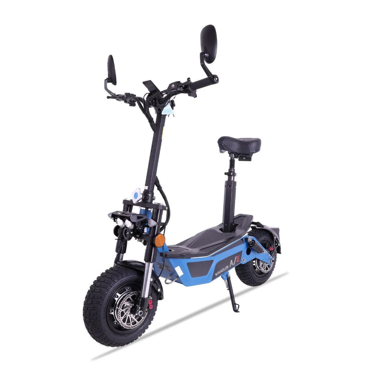 Ein blauer Wandler WANDLER-A/E Allrad E-Scooter (2×1500W, 45 km/h, 80 km Reichweite) mit dicken Reifen, Lenkerspiegeln, gepolstertem Sitz, Vorder- und Rücklicht und einem stabilen Rahmen ist auf weißem Hintergrund abgebildet.