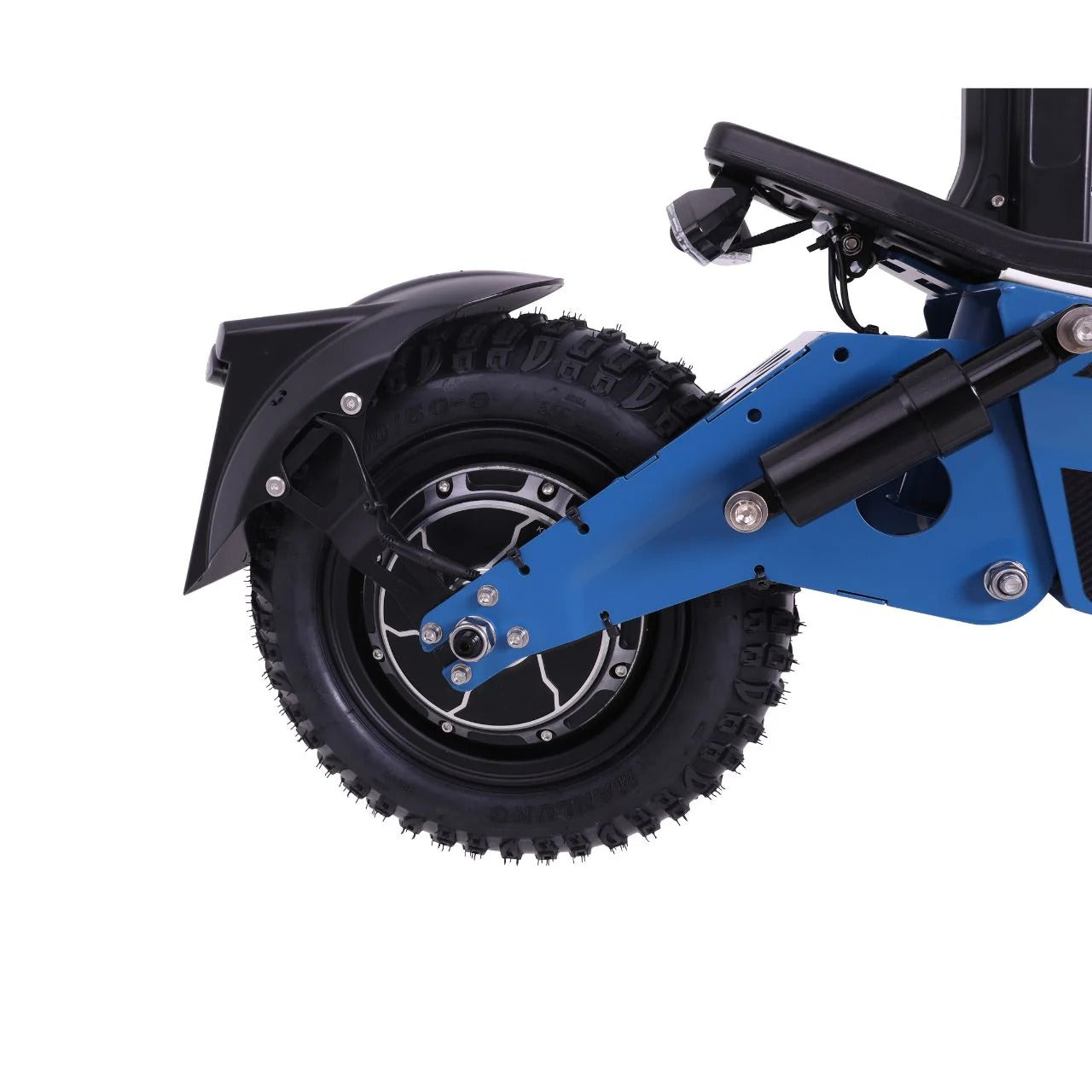 Nahaufnahme des Hinterrads des Wandler WANDLER-A/E Allrad 45 km/h E-Scooters mit dickem Noppenreifen, blauem Rahmen, schwarzem Schutzblech und sichtbaren Aufhängungselementen vor weißem Hintergrund.