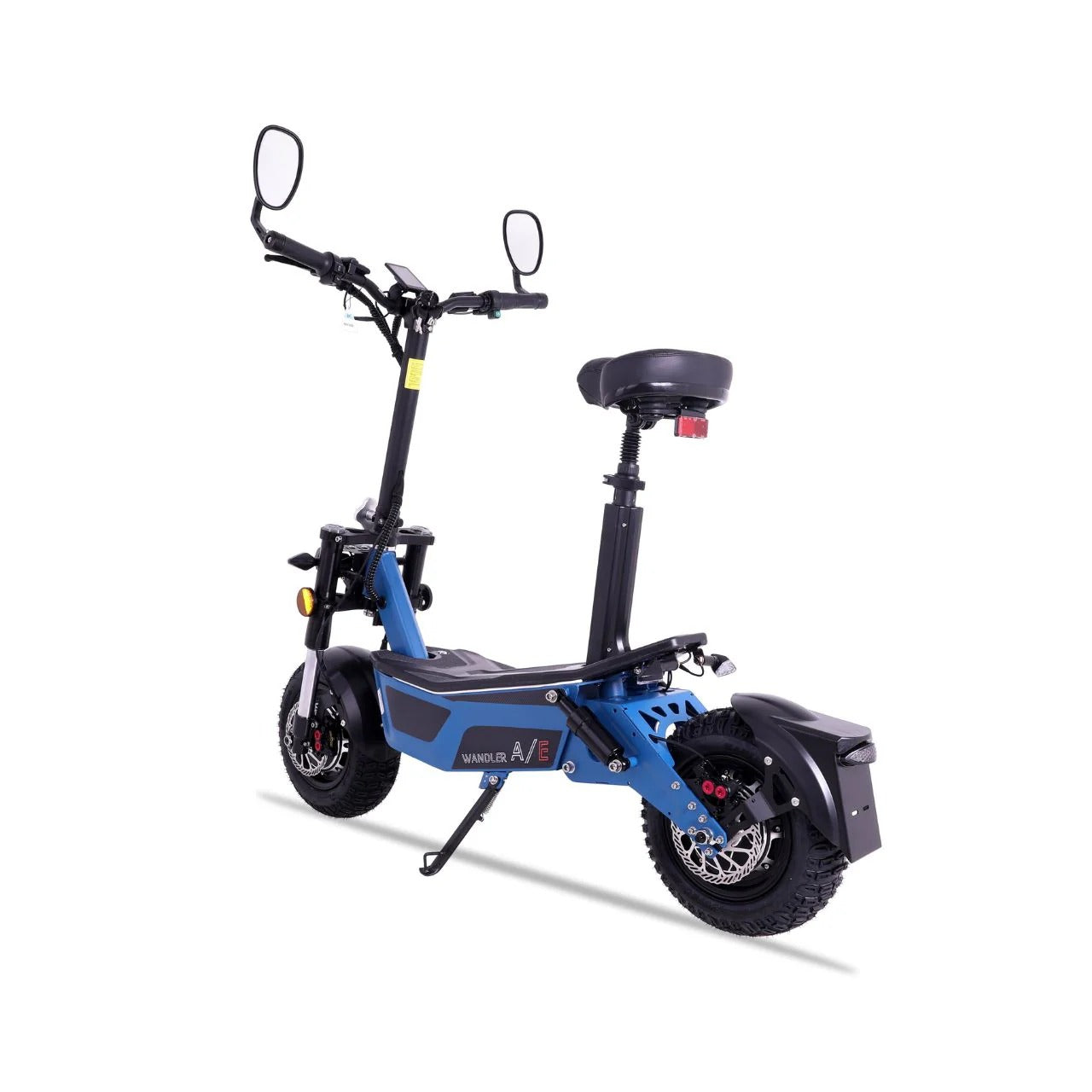 Ein blauer WANDLER-A/E Allrad E-Scooter von Wandler, mit Straßenzulassung, Sitz, Rückspiegeln, dicken Reifen, Ständer und zwei 1500W-Motoren (45 km/h, bis zu 80 km Reichweite), dargestellt auf weißem Hintergrund aus der hinteren Seitenansicht.