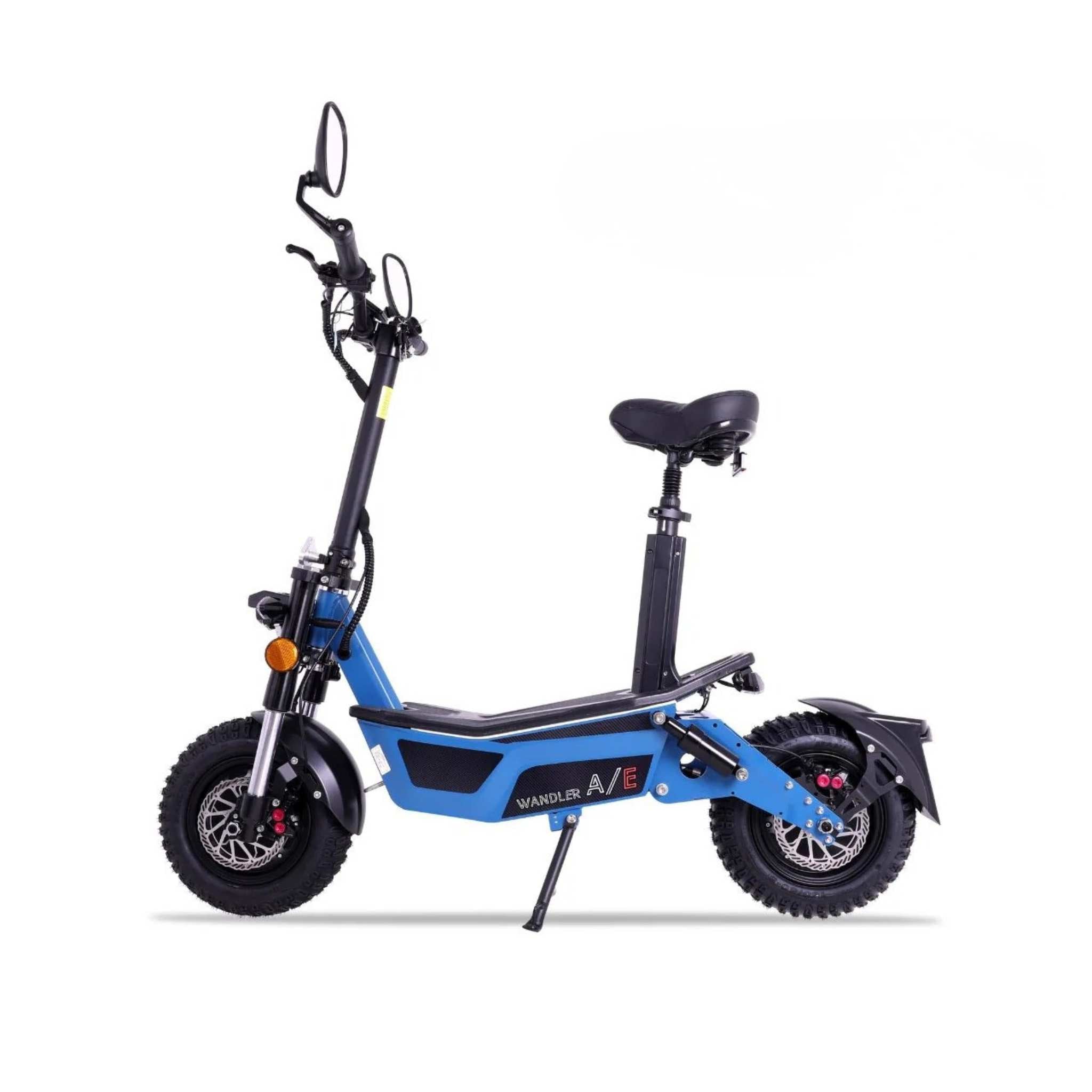 Ein blauer Wandler WANDLER-A/E Allrad 45 km/h E-Scooter (2×1500 W, bis 80 km Reichweite) mit gepolstertem Sitz, breiten Reifen, Hinterradfederung, Schutzblechen und Spiegellenker, dargestellt in Seitenansicht auf weißem Hintergrund.