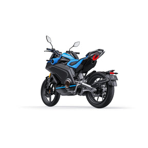 Ein elegantes, modernes VMOTO Stash Elektro-Motorrad mit 120 km/h | ABS von VMOTO in Schwarz und Blau, von links hinten gesehen mit kantiger Karosserie, zwei hinteren Stoßdämpfern und einem roten Rücklicht – das die E-Mobilität vor einem weißen Hintergrund hervorhebt.