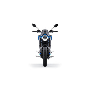 Vorderansicht des VMOTO Stash Elektro-Motorrads (120 km/h) | ABS in Blau und Schwarz, zentriert auf weißem Hintergrund, hebt die Scheinwerfer, den Lenker, die Spiegel und den Vorderreifen hervor – ein Ausdruck der modernen E-Mobilität von VMOTO.
