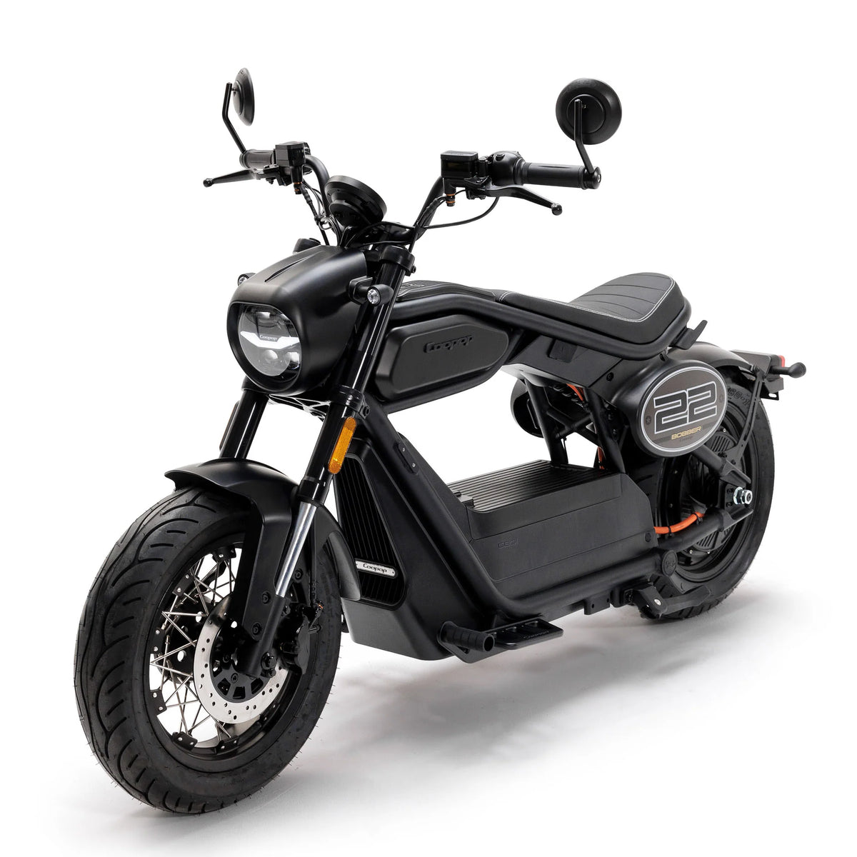 Ein mattschwarzer Coopop Bobber E-Chopper mit rundem Scheinwerfer, Digitalanzeige und der Aufschrift „22“ an der Seitenverkleidung ist auf weißem Hintergrund nach links geneigt und verfügt über einen leistungsstarken Elektroantrieb sowie eine Höchstgeschwindigkeit von 45 km/h.