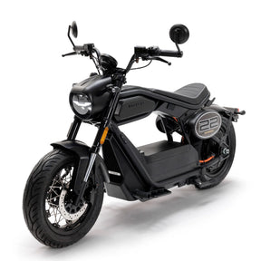 Ein mattschwarzer Coopop Bobber E-Chopper mit rundem Scheinwerfer, Digitalanzeige und der Aufschrift „22“ an der Seitenverkleidung ist auf weißem Hintergrund nach links geneigt und verfügt über einen leistungsstarken Elektroantrieb sowie eine Höchstgeschwindigkeit von 45 km/h.