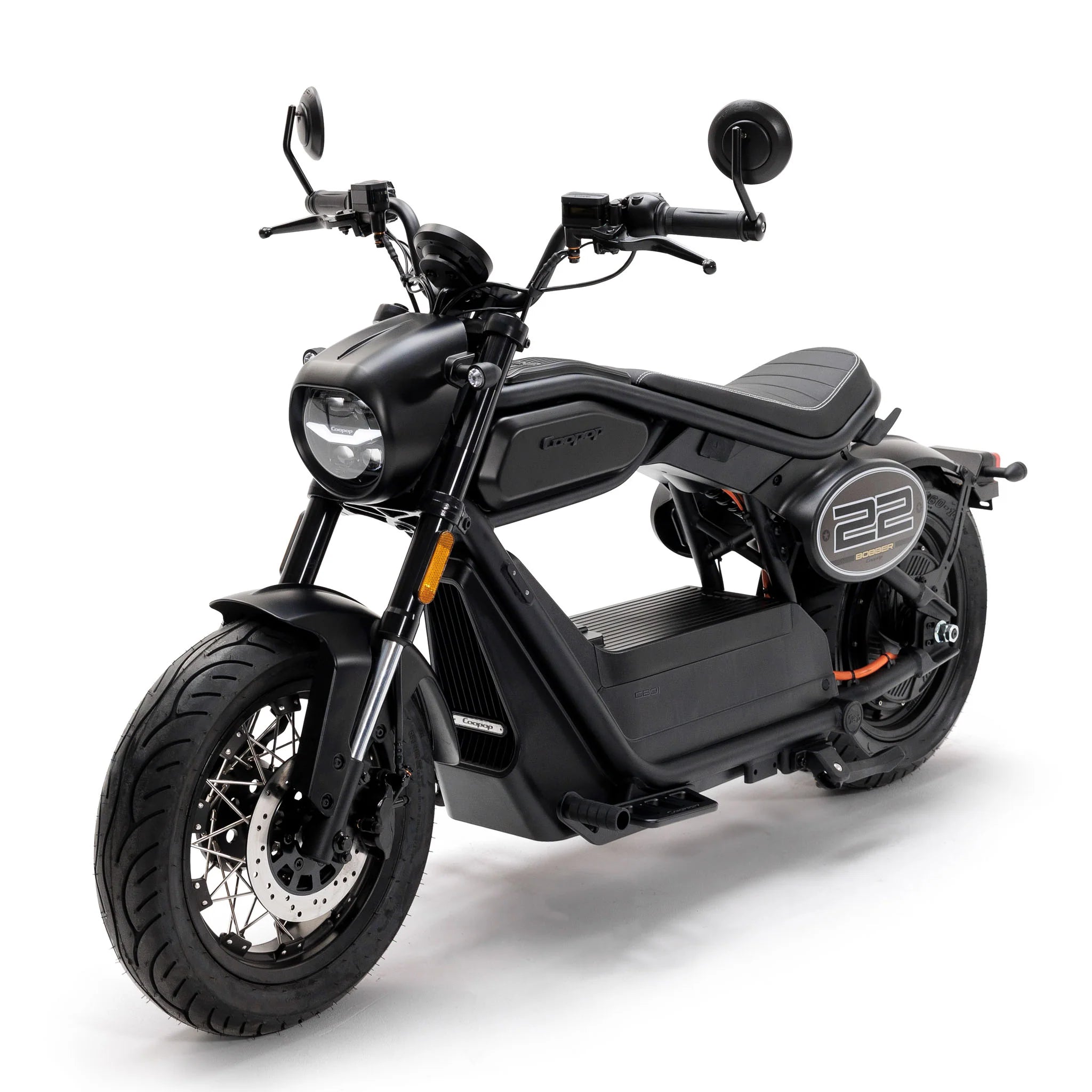 Der Coopop Bobber – Der stärkste E-Chopper seiner Klasse mit 45 km/h (L1e) – legal, geräuschlos, leistungsstark: Ein moderner schwarzer E-Chopper mit rundem Scheinwerfer, minimalistischer Optik und der Zahl „22“ an der Seitenverkleidung.
