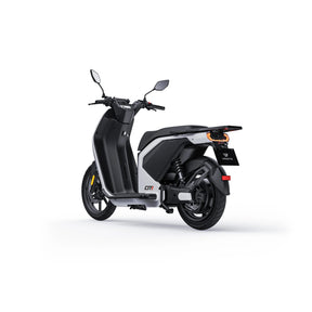 Der VMOTO CITI 80 km/h E-Roller von VMOTO ist auf weißem Hintergrund von hinten zu sehen und besticht durch sein elegantes Schwarz-Weiß-Design, Spiegel und ein digitales Display am Lenker.