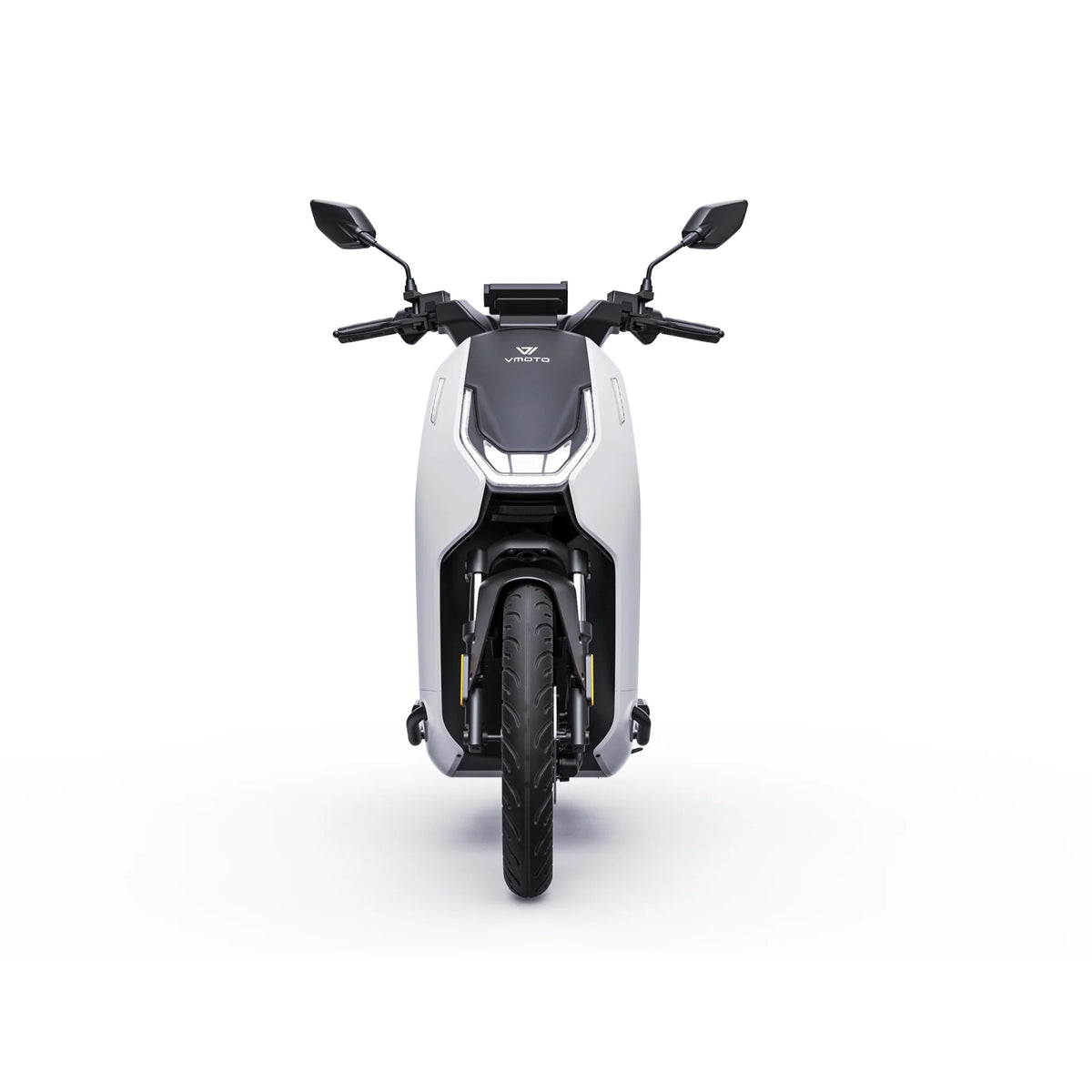 Vorderansicht des VMOTO CITI 80 km/h E-Rollers von VMOTO, der sich durch sein modernes weißes Design, den schwarzen Lenker, die Spiegel und das markante Vorderrad auszeichnet – ein idealer E-Scooter für die Stadt vor einem schlichten weißen Hintergrund.