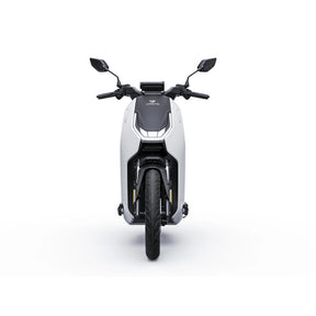 Vorderansicht des VMOTO CITI 80 km/h E-Rollers von VMOTO, der sich durch sein modernes weißes Design, den schwarzen Lenker, die Spiegel und das markante Vorderrad auszeichnet – ein idealer E-Scooter für die Stadt vor einem schlichten weißen Hintergrund.