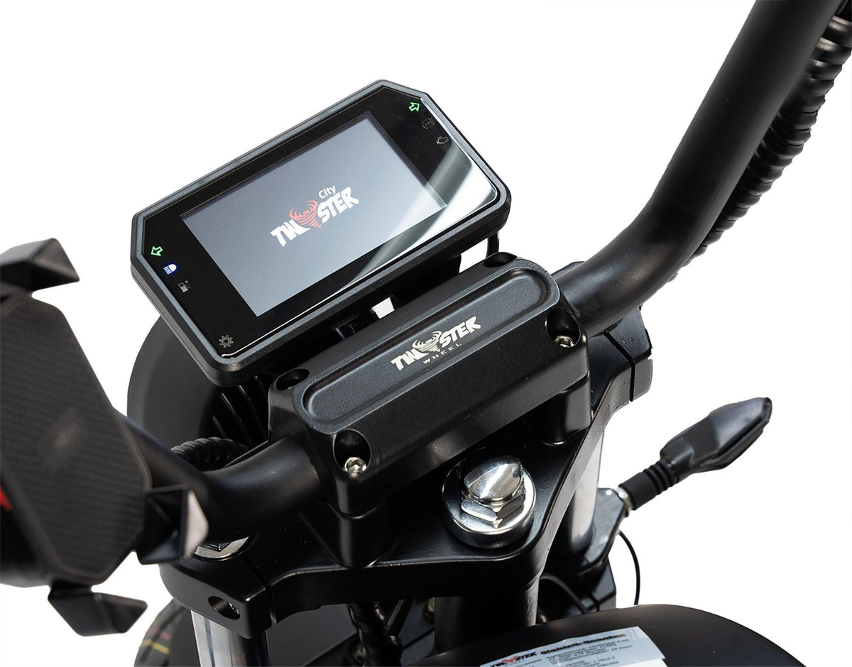 Nahaufnahme des City Twister NEU E-Choppers: CityTwister 6.0 MAX DUO Lenker und Carplay Display, mit Logo und erweiterten Bedienelementen. Das Modell verfügt über einen leistungsstarken 4000-W-Motor für sanfte Fahrten bei Geschwindigkeiten von bis zu 80 km/h. Modell 2026 - Das Original!.