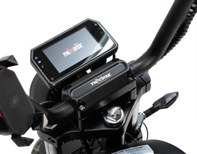 Nahaufnahme des City Twister NEU E-Choppers: CityTwister 6.0 MAX DUO Lenker und Carplay Display, mit Logo und erweiterten Bedienelementen. Das Modell verfügt über einen leistungsstarken 4000-W-Motor für sanfte Fahrten bei Geschwindigkeiten von bis zu 80 km/h. Modell 2026 - Das Original!.