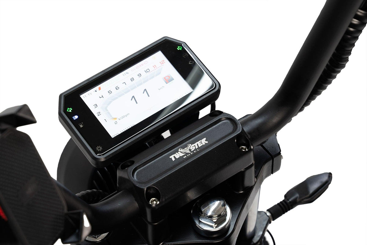 Nahaufnahme eines City Twister NEU E-Choppers: Der Lenker des CityTwister 6.0 MAX DUO zeigt das Carplay-Display mit Geschwindigkeits- und Akkuinformationen. Unterhalb des Bildschirms ist das Markenzeichen zu sehen, das den leistungsstarken 4000-W-Motor hervorhebt. Modell 2026 - Das Original!.