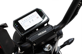 Nahaufnahme eines City Twister NEU E-Choppers: Der Lenker des CityTwister 6.0 MAX DUO zeigt das Carplay-Display mit Geschwindigkeits- und Akkuinformationen. Unterhalb des Bildschirms ist das Markenzeichen zu sehen, das den leistungsstarken 4000-W-Motor hervorhebt. Modell 2026 - Das Original!.