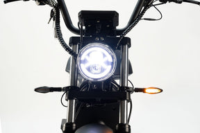 Nahaufnahme der Frontansicht des City Twister NEU - E-Choppers: CityTwister 6.0 MAX DUO 80 km/h (Modell 2026) mit Scheinwerfer und beleuchtetem Blinker, ausgestattet mit einem leistungsstarken 4000W Motor; einfarbig weißer Hintergrund.