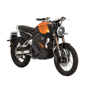 Das E-Motorrad VMOTO SUPER SOCO TC MAX mit einer Höchstgeschwindigkeit von 95 km/h besticht durch seine auffällige orange-schwarze Farbgebung, den runden Scheinwerfer, die Speichenräder und ein schlankes, modernes Design. Es steht für fortschrittliche Elektrotechnik und ist vor einem weißen Hintergrund abgebildet.
