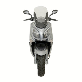 Vorderansicht des Elektrorollers „Trinity Jupiter GT 300“ (Modell 2026) von Trinity in modernem Silber mit Windschutzscheibe, Doppelscheinwerfern, schwarzen Spiegeln und sichtbarem Reifenprofil, isoliert auf weißem Hintergrund. Höchstgeschwindigkeit: 125 km/h, Reichweite: 280 km.