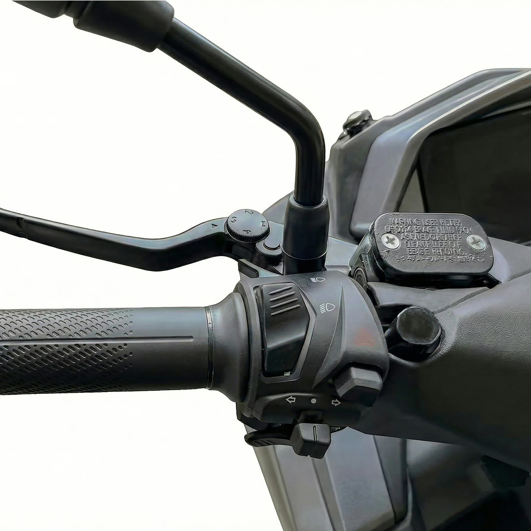 Nahaufnahme des Lenkers des Trinity Jupiter GT 300 mit Gasgriff, Bedienschaltern, Bremshebel, Rückspiegelhalterung und graviertem Warnhinweis; einfarbiger Hintergrund. E-Roller | 125 km/h | 280 km Reichweite | Modell 2026.