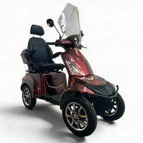 Ein kastanienbrauner Mobilitätsroller „Trinity TRINITY Atlas Premium 1800 Seniorenmobil 25 km/h“ verfügt über vier Räder, einen schwarzen Sitz mit Armlehnen und Kopfstütze, einen Lenker, eine Windschutzscheibe sowie Chromakzente – alles vor weißem Hintergrund im klassischen Komfort-Stil präsentiert.