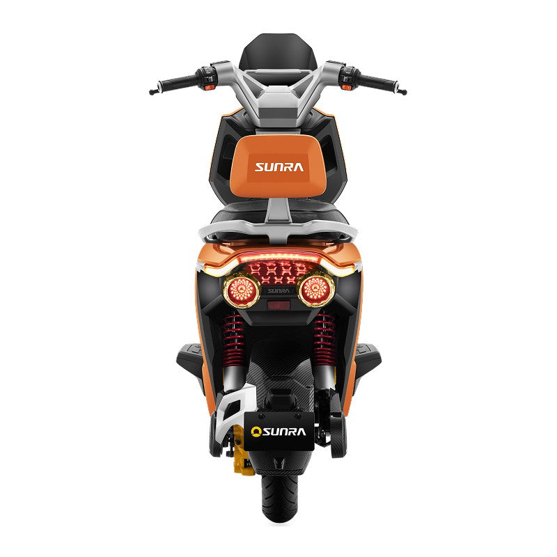 Rückansicht eines orangefarbenen SUNRA Dream 6 NeonRider-Elektrorollers mit einem markanten, runden Rücklichtdesign und einer Kennzeichenhalterung.