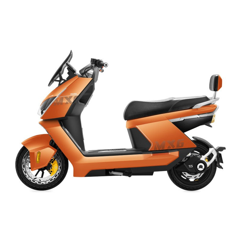 Elektroroller Orange SUNRA Dream 6 NeonRider mit Windschutzscheibe, schwarzem Sitz, Beifahrer-Rückenlehne und fortschrittlicher Natrium-Ionen-Akku-Technologie.