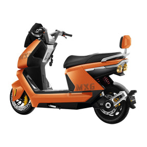 Der SONS OF ELECTRICITY SUNRA Dream 6 NeonRider ist ein orange-schwarzer Elektroroller mit einer Rückenlehne und dem MXG-Logo auf den Seitenverkleidungen.