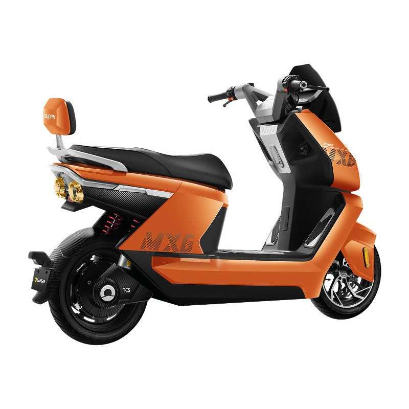 Leuchtend orangefarbener SUNRA Dream 6 NeonRider Elektroroller mit schwarzem Sitz und Rückenlehne für den Beifahrer.
