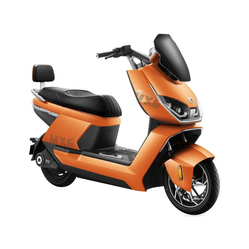 Elektroroller Orange SUNRA Dream 6 NeonRider mit kleiner Windschutzscheibe, schwarzem Sitz und Rückenlehne.