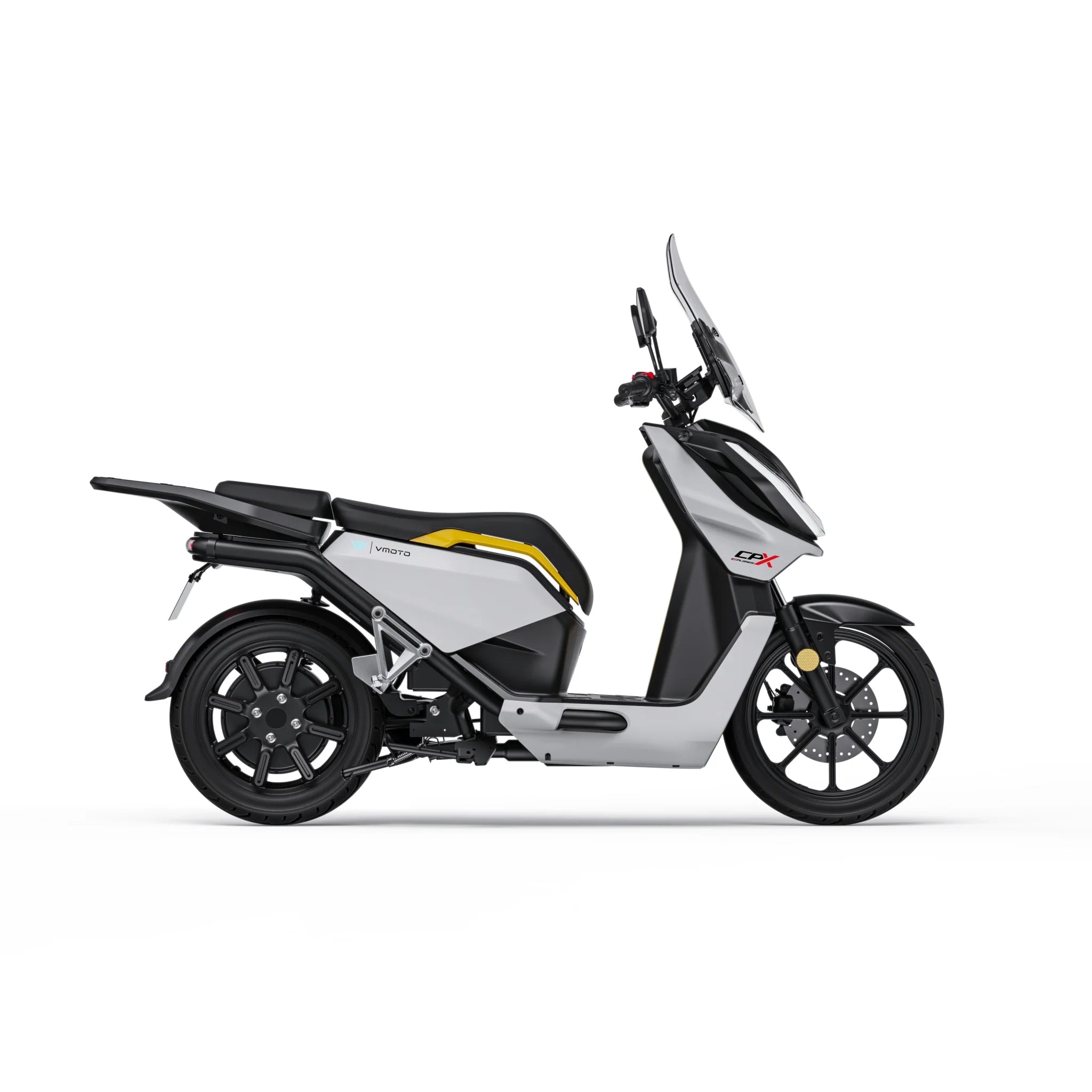 Der VMOTO Elektroroller CPX Explorer ABS, hier in weiß/schwarz mit gelben Akzenten, Windschutzscheibe und Gepäckträger, verfügt über ein 74V-System (2x45Ah) und erreicht 105 km/h. Profilansicht auf einfarbig weißem Hintergrund.