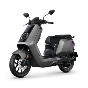 Der NIU NQiX 150 (Modell 2026) Elektroroller in Mattgrau mit schwarzen Details wird schräg auf einem weißen Hintergrund abgebildet, um die Vorderseite und die linke Seite hervorzuheben – ideal für urbane Mobilität. Merkmale: 45 km/h, ABS, Navigation, Heckradar.