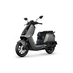 Der NIU NQiX 150 (Modell 26) Elektroroller E-Scooter Motorroller, 45 km/h mit ABS, Navigation und Heckradar von NIU, ist in schlichtem Grau mit schwarzen Akzenten und zwei Spiegeln auf weißem Grund abgebildet, von vorne links angeschrägt.