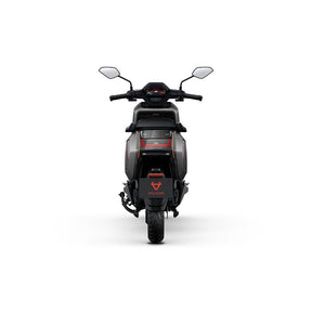 Der schwarz-graue NIU NQiX 150 (Modell 2026) Elektroroller, E-Scooter, Motorroller, 45 km/h, wird von vorne auf weißem Hintergrund abgebildet, mit Seitenspiegeln, Digitalanzeige, ABS, Navigation, Heckradar und rotem niu.com-Logo – ideal für moderne urbane Mobilität.