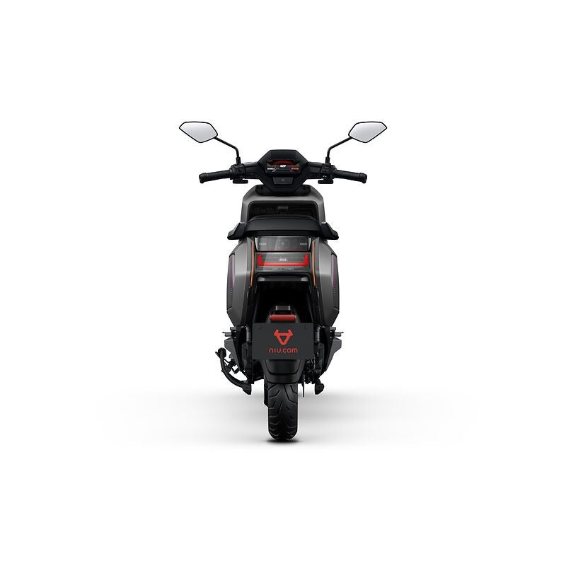 Der NIU NQiX 150 (Modell 26) Elektroroller in Schwarz und Grau zeigt sich von vorne mit roten Akzenten, Seitenspiegeln, Lenker und digitalem Display - mit ABS, Navigation, Heckradar und stylischer Stadtmobilität bis 45 km/h.